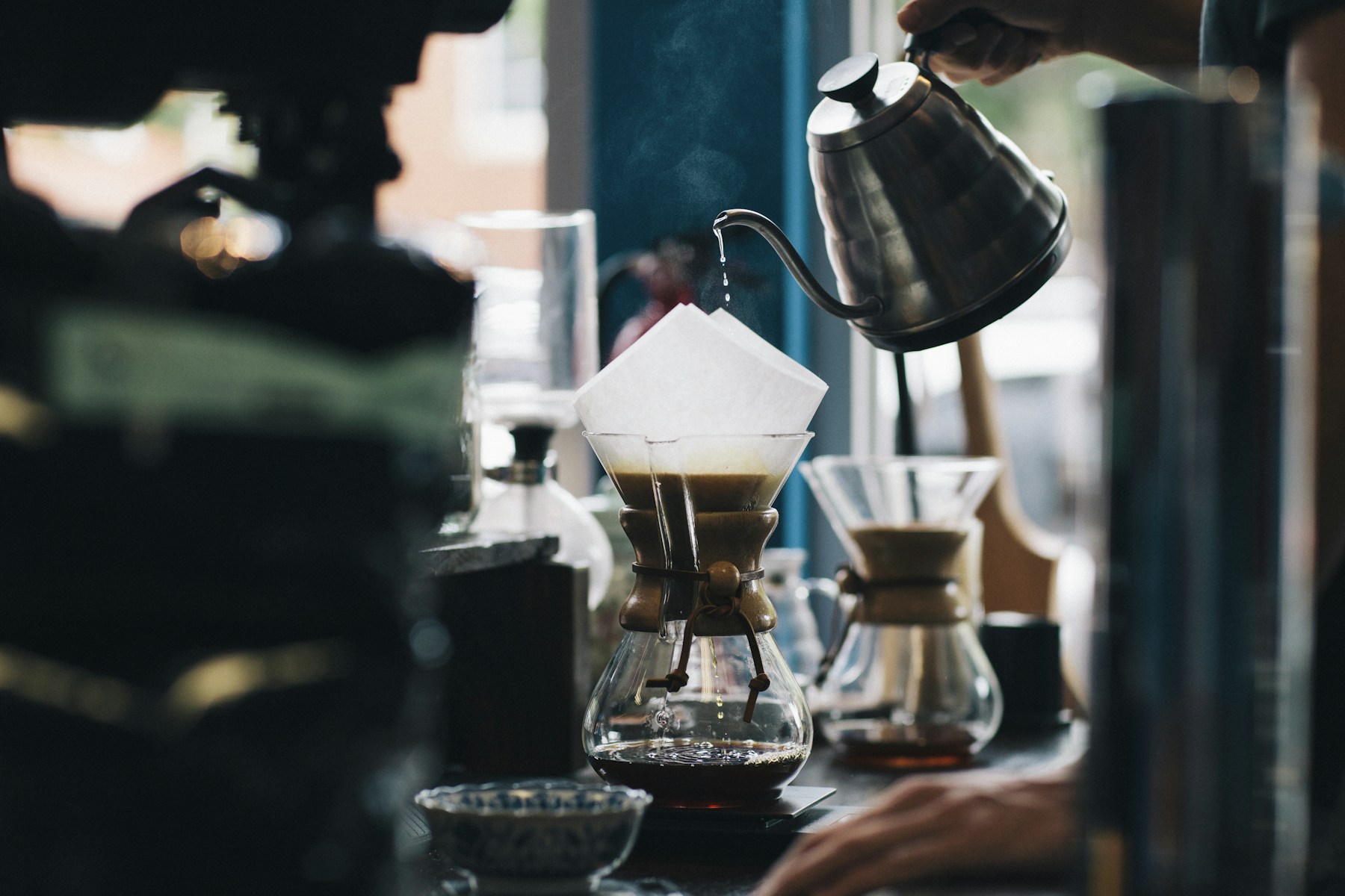 En varm kopp kaffe med melkekunst på et trebord